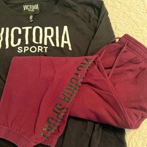 Used Victoria’s Secret sport set. Size large. Blacktop and burgundy bottoms.